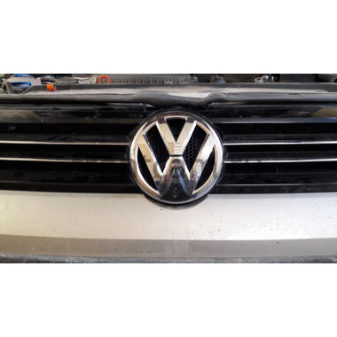 Фронтальная камера Volkswagen в логотип CCD